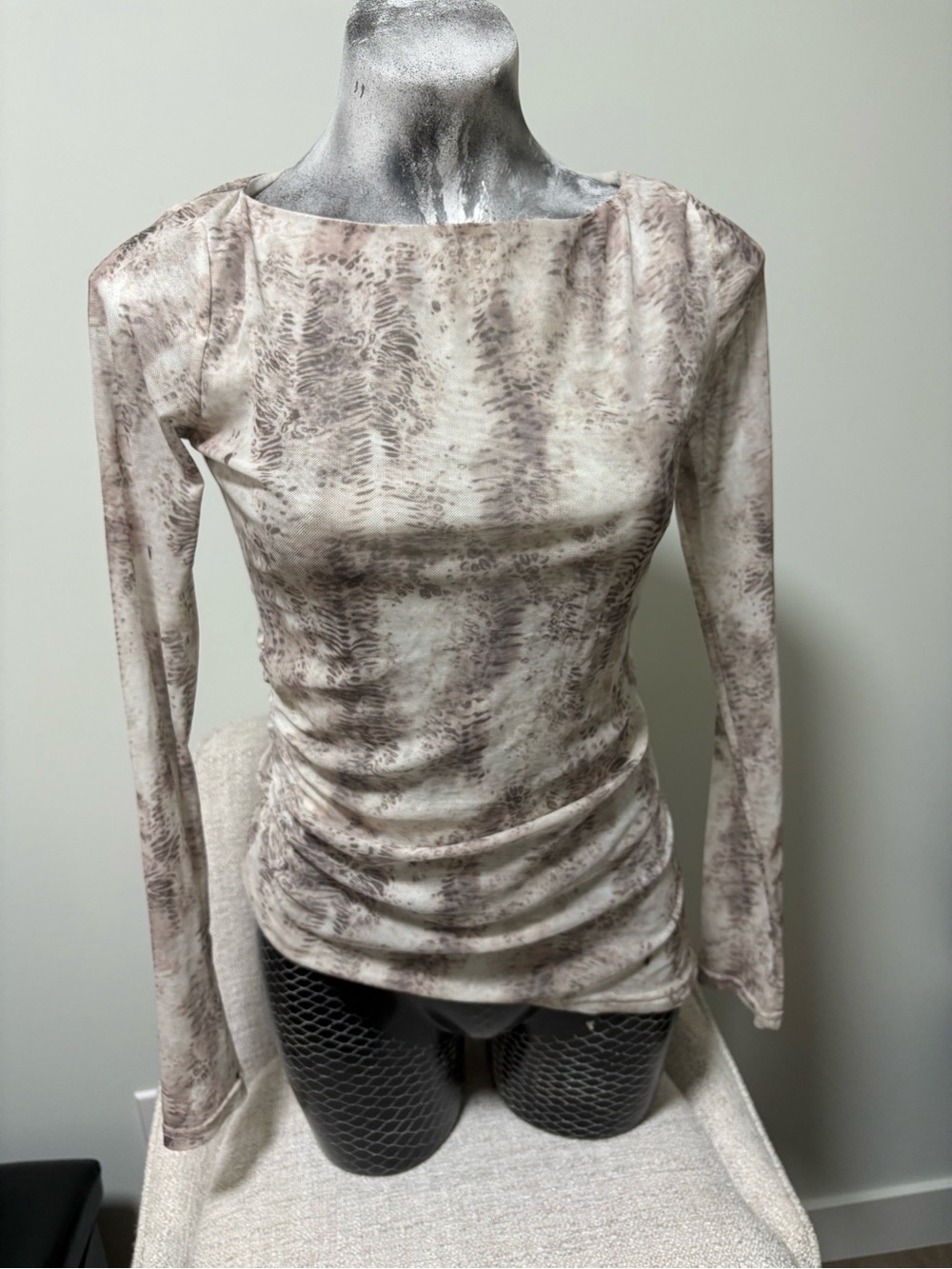 NWT Women’s Long Sleeve Ruched Boatneck Top - Neutral Taupe Print